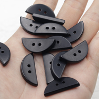 Kustom Pabrik kancing kacang palem alami datar 2 lubang setengah bulan pasokan Batch kecil tombol dekoratif Corozonut hitam