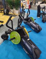 Machine à résistance magnétique professionnelle avec plaques de charge pour l'entraînement explosif de la puissance de traction et de poussée, dotée de roues pivotantes et d'un écran LCD
