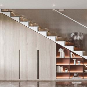 Armoires sous escalier en bois massif personnalisées pour salon, intérieur - Product Image 1