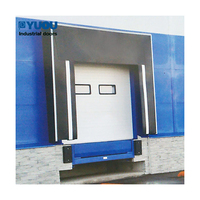 Porte de cargaison commerciale avec passage piéton et voie de quai, sectionnelle compacte moderne, levage vertical