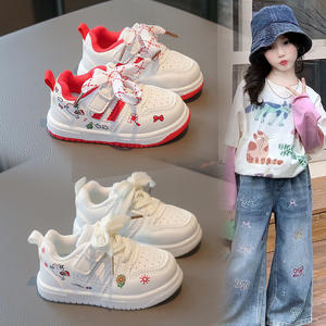 أحذية رياضية حمراء للكاحل بتصميم كرتوني للعام الجديد <span class=keywords><strong>2026</strong></span>، أحذية بيضاء عصرية متعددة الاستخدامات للفتيات الصغيرات - Product Image 1