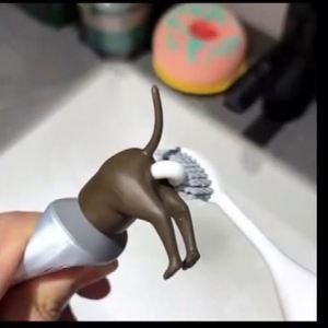 Distributeur de dentifrice amusant et créatif en forme de fesses de chien, réutilisable pour enfants et adultes - Product Image 2