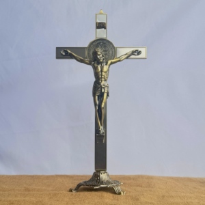 Crucifijo de pie de bronce antiguo HT de 32 cm, cruz de Jesús de aleación de zinc con medalla de San Benito, decoración católica para altar - Product Image 1