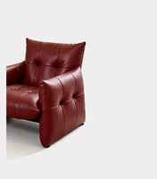 Canapé simple minimaliste italien conçu pour le salon et la chambre à coucher. Canapé simple et confortable. Fauteuil individuel rouge style Bauhaus.