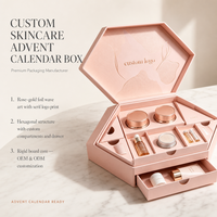 Caja de Regalo Personalizada con Forma Hexagonal para Calendario de Adviento, Color Rosa Pálido con Detalles en Oro Rosa, Diseño Ondulado, Logotipo Serif, Tapa con Bisagras, Set de Cuidado de la Piel