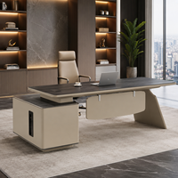 Bureau de direction minimaliste de luxe avec meuble d'appoint et pieds inclinés pour suite de direction de siège social