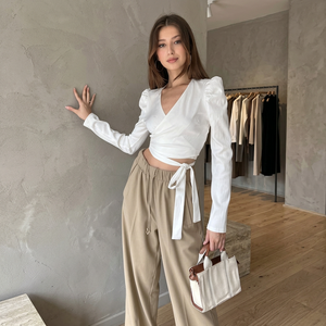 Elegante Blusa Corta de Mujer con Cuello Cruzado y Lazos, Top de Punto con Manga Abullonada para Uso Diario - Product Image 2