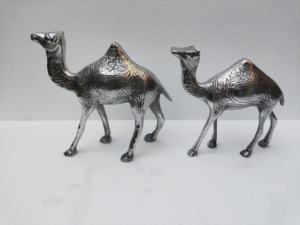 Estatua de Pareja de Camellos de Metal - Product Image 3