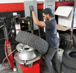 Ventes promotionnelles de combinaison de prix d'usine Changeur de yre oscillant et machine d'équilibrage de <span class=keywords><strong>pneu</strong></span> Machine de <span class=keywords><strong>changement</strong></span> de <span class=keywords><strong>pneu</strong></span> de bras - Product Image 2