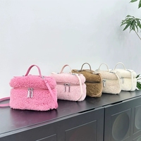 Sac à main de luxe en fausse fourrure avec fermeture éclair bidirectionnelle pour femme, sac à bandoulière en peluche moelleuse avec chaîne, sac seau quotidien tendance en fourrure pour femme