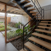 Escalier sur mesure à une seule poutre, design d'exception avec balustrade en verre pour résidence contemporaine