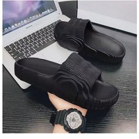 Stock Prêt Claquettes Homme Adilette 22 Noir Gris Semelle EVA Acupression Qualité Originale Hiver Vente en Gros