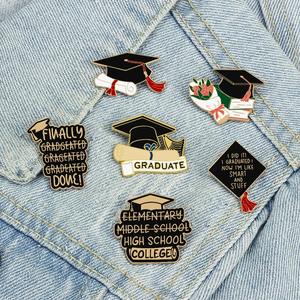 卸売カスタムロゴ卒業シーズンエナメルピン教師の日お土産ラペルバッジカスタム金属モルタルボードブローチ - Product Image 1