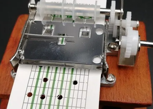 <span class=keywords><strong>Ever</strong></span> Bright <span class=keywords><strong>Best</strong></span> Seller Boîte à musique en métal 30 tons faite à la main Cadeau créatif bricolage avec poinçon en papier et mouvement à manivelle - Product Image 6