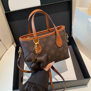 Bolso tote clásico con estampado de marca, bolso bandolera de un solo hombro para mujer a la moda, bolso elegante esencial para el viaje diario. - Product Image 5