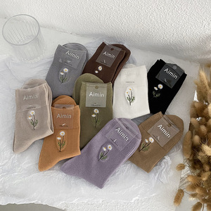 Calcetines de algodón elásticos bordados de Manzanilla de color caramelo japonés para mujer - Product Image 1