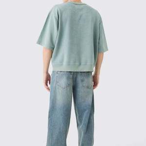 Camiseta de Hombre 100% Algodón con Logotipo Personalizado, Color Gris Oscuro, Estilo Vintage Lavado Ácido, Hombros Caídos, Estampado en Serigrafía - Product Image 4