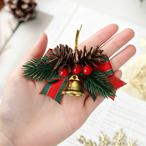 Klassieke gouden hoogwaardige houten kerstbel ornamenten, dennenappels, bessen, rode en groene lint strik voor boomkrans, feestdagen - Product Image 3