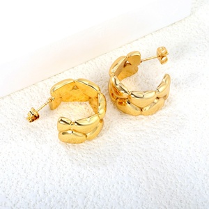 Boucles d'oreilles créoles en acier inoxydable plaqué or 18 carats, hypoallergéniques, étanches, texture texturée en forme de C, pour femmes, vente en gros - Product Image 4