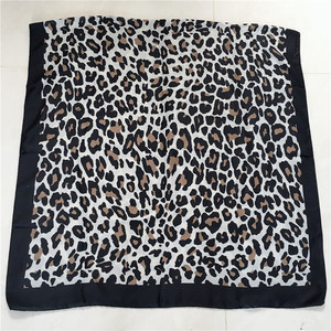 <span class=keywords><strong>Sciarpa</strong></span> con stampa <span class=keywords><strong>leopardata</strong></span> all'ingrosso di lusso Soft Touch <span class=keywords><strong>donna</strong></span> sciarpe personalizzate in microfibra cotone Hijab Voile <span class=keywords><strong>sciarpa</strong></span> - Product Image 3