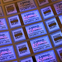 Chine manufacture personnalisé adhésif PET anti-effraction autocollant hologramme impression et coupe prix de gros