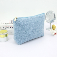 Trousse de Maquillage en Polaire Teddy Douillette avec Extérieur en Peluche et Séparateur Personnalisé pour Essentiels de Voyage – Vente en Gros