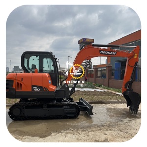 Machinerie de construction d'occasion d'origine coréenne, excavatrice hydraulique sur chenilles DOOSAN 60 à prix avantageux, DH60 rouge, bon état - Product Image 1