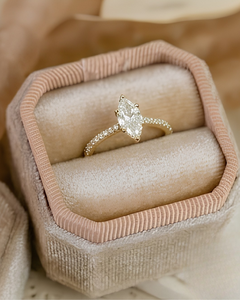 Bague de fiançailles pour femme en or massif 18 carats avec diamant taille marquise et diamants latéraux, certifiée IGI, style classique - Product Image 3