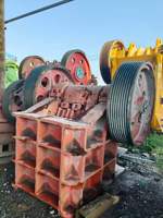 Concasseur à mâchoires d'occasion PE400600 à moteur direct pour la production de granulats finis dans les lignes de concassage de carrières de pierre