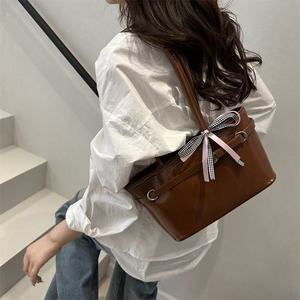 Bolso de hombro tipo almohada con detalle de botón y cierre de cremallera Tote suave para mujer - Product Image 5