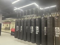 Produits à avantage concurrentiel Sac de frappe lourd Support de montage pour la boxe Support de boxe en acier avec espace de remplissage pour l'eau/le sable Gain de place
