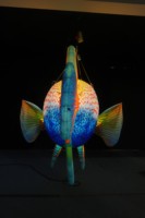 Publicité promotionnelle : Modèles gonflables de poissons tropicaux, avec une ambiance océanique et des accessoires décoratifs spécifiques au thème.