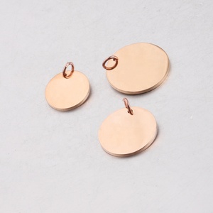 Petite breloque <span class=keywords><strong>en</strong></span> acier inoxydable avec logo gravé sur mesure, <span class=keywords><strong>en</strong></span> <span class=keywords><strong>argent</strong></span> et or bon marché, étiquettes de bijoux <span class=keywords><strong>en</strong></span> métal, breloques de bijoux - Product Image 5