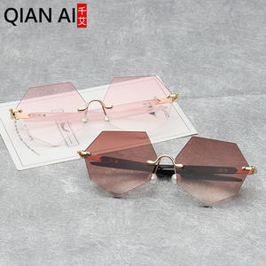 Gafas de sol irregulares Qianai para mujer, montura dorada sin marco, lentes Ac Uv400 tipo 3, protectores solares ligeros y modernos - Product Image 2