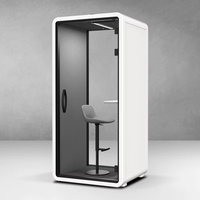 Cabine insonorisée double avec porte vitrée, deux sièges, éclairage de bureau et panneau d'alimentation pour salle de réunion
