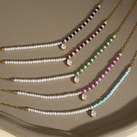 Collier élégant pour femme en acier plaqué PVD 18 carats avec perles d'eau douce, pierres colorées et pendentif goutte d'eau en zirconium, chaîne trombone