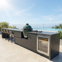 Îlot de cuisine extérieur en acier inoxydable OEM avec grill Kamado, porte vitrée, réfrigérateur, évier, robinet, finition noire pour villa au bord de la piscine