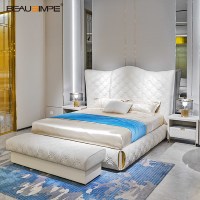 Lit Queen Crown de luxe léger en cuir pelucheux avec détails dorés, ajout élégant pour chambre de luxe et suite d’hôtel