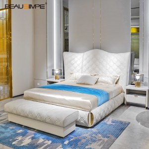 Lit Queen Crown de luxe léger en cuir pelucheux avec détails dorés, ajout élégant pour chambre de luxe et suite d’hôtel - Product Image 2