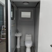 Toilettes mobiles portables WC portatiles avec structure en acier, lavabo et ventilateur pour chantier et ferme