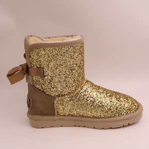 מגפי עור פרה מטאליים עם קשת מאחור - Product Image 3