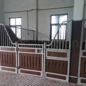 ألواح إسطبلات الخيول الجاهزة من شركة تشيشيان، نظام إسطبلات الخيول النمطي ذو الهيكل الفولاذي المتين للاستخدام التجاري في رياضة الفروسية - Product Image 1