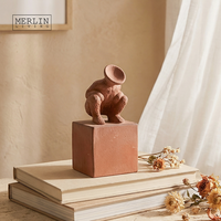 Merlin Living Keramik-Heimdekoration: Kniende Menschenfigur als Keramik-Ornament, Tischdekoration, Chaozhou Keramikfabrik Großhandel