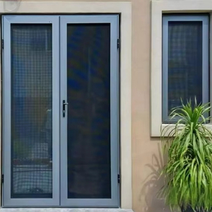 Porta blindata a tre punti con serratura a serramanico e porta blindata a finestra con griglia diamantata opzionale