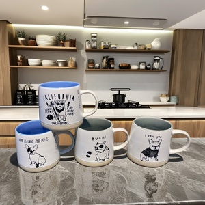 Logo chat et chien imprimé à la main couleur de la lumière intérieure et blanc mat extérieur avec fond <span class=keywords><strong>Engobe</strong></span> <span class=keywords><strong>céramique</strong></span> nouvelle tasse à café en porcelaine osseuse - Product Image 1