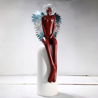 Escultura de Ángel Abstracta de Fibra de Vidrio con Casco Transparente y Alas de Plumas Metálicas, Estatua Moderna para Piso