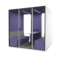 Cabina de Trabajo Moderna y Silenciosa, Personalización de Alta Gama, Insonorizada, con Escritorio Compacto de Laminado y Sofá Acolchado para 4 Personas