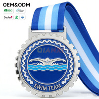 Médaille personnalisée pour équipe de natation, texture ondulée, détail effet éclaboussures, relief de nageur, base bleue scintillante, avec ruban