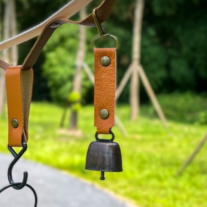 Campanello di Avvertimento Portatile per Escursionismo con Moschettone e Cinturino in Pelle PU, Logo Personalizzato, per Campeggio, Zaino e Tenda - Product Image 2