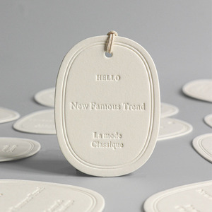 Étiquettes de vêtements de luxe personnalisées, logo gaufré mat, étiquettes volantes imprimées et débossées - Product Image 3